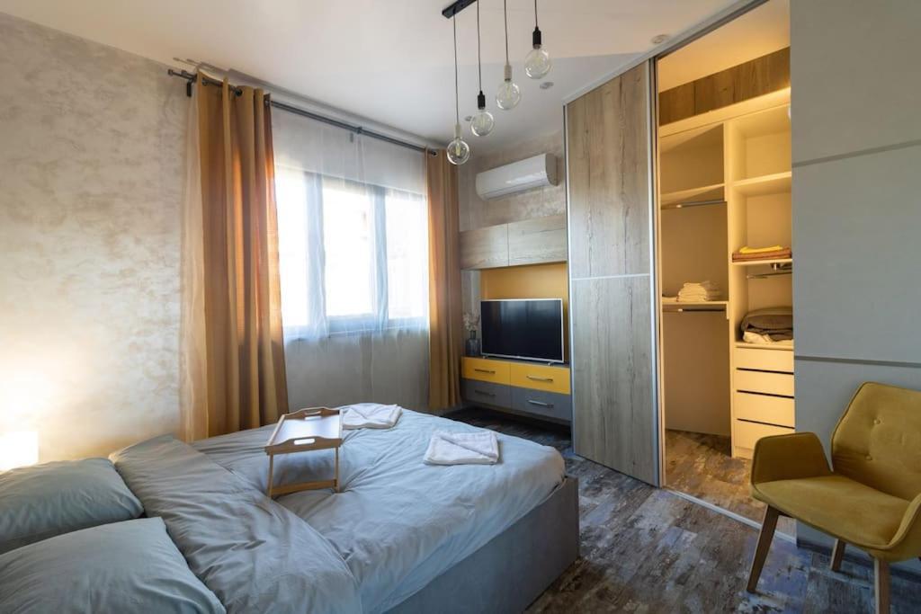 Апартаменти Unique 1 Bedroom Flat