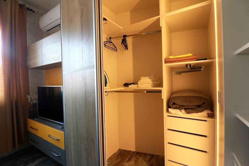 Апартаменти Unique 1 Bedroom Flat
